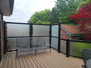 Aluminum privacy screen with frosted glass
